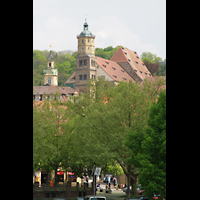 Schwäbisch Hall, Stadtpfarrkirche St. Michael, Gesamtansicht vom gegenüberliegendem Ufer mit Rathausturm (links)