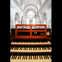 Schramberg, St. Maria, Spieltisch mit Blick in die Kirche