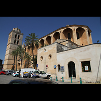 Muro (Mallorca), Sant Joan Baptiste, Außenansicht auf Chor, Seitenschiff und Turm