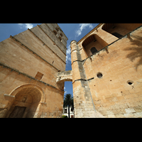 Muro (Mallorca), Sant Joan Baptiste, Turm und Kirchenschiff mit Verbindungsgang