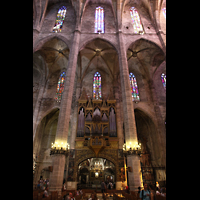 Palma de Mallorca, Catedral La Seu, Orgel mit bunden Glasfenstern im nördlichen Seitenschiff