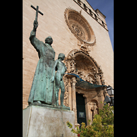 Palma de Mallorca, Convento Sant Francesc, Statue auf dem Plaça de Sant Francesc mit der Kirche im Hintergrund