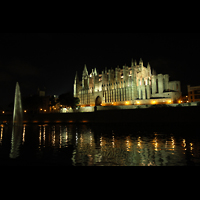 Palma de Mallorca, Catedral La Seu, Außenansicht vom Parc de la Mar in der Nacht