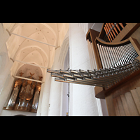 Hamburg, Hauptkirche St. Katharinen, Spanische Trompeten der Chororgel mit Hauptorgel im Hintergrund