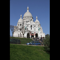 Paris, Basilique du Sacré-Coeur de Montmartre, Außenansicht und Fassade von schräg unten
