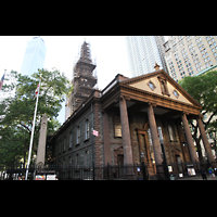 New York City, St. Paul's Chapel (Trinity Parish), Außenansicht, links hinten der Freedom Tower