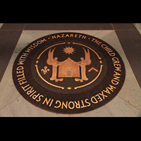New York City, Episcopal Cathedral of St. John-The-Divine, Bronzeemblem im Marmorboden im Hauptschiff
