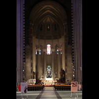 New York City, Episcopal Cathedral of St. John-The-Divine, Blick von der Vierung in den Chorraum