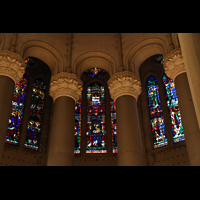 New York City, Episcopal Cathedral of St. John-The-Divine, Bunte Fenster im Hochchor