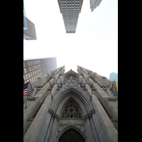 New York City, St. Patrick's Cathedral, Fassade, im Hintergrund das Rockefeller Center
