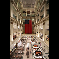 Philadelphia, Macy's ('Wanamaker') Store, Grand Court mit Orgel (leider von USA-Flagge verdeckt)
