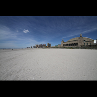 Atlantic City, Boardwalk Hall ('Convention Hall'), Boardwalk Hall mit Strand