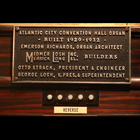 Atlantic City, Boardwalk Hall ('Convention Hall'), Firmenschild von Midmer-Losh, den Erbauern, am Spieltisch