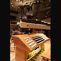 Berlin, Philharmonie, Neuer fahrbarer Generalspieltisch mit Blick zur Orgel