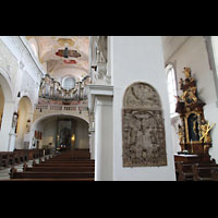Bamberg, Pfarrkirche Unserer Lieben Frau, Seitenaltar und Steinplatte im nördlichen Seitenschiff und Blick zur Orgel