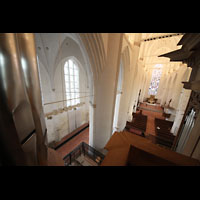 Hamburg, Hauptkirche St. Katharinen, Blick von einem der 32'-Pedaltrme in die Kirche - rechts das Rckpositiv
