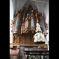 Lübeck, St. Ägidien, Orgel; im Vordergrund: Taufbecken (1453) mit barockem Figurenschmuck (1710)