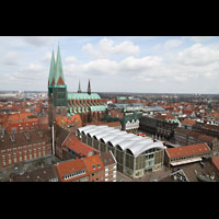 Lübeck, St. Marien, Blick vom St. Petri-Kirchturm auf St. Marien und den historischen Marktplatz