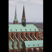 Lübeck, St. Marien, Strebepfeiler des Chors und Vierungsturm; im Hintergrund der Kirchturm von St. Jakobi