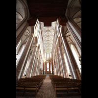 Lübeck, St. Marien, Innenraum in Richtung Chor, oben die Unterseite der Pedaltürme und des Rückpositivs