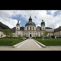 Ettal, Benediktinerabtei, Klosterkirche, Innenhof mit Basilika