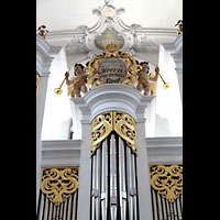Kempten, St. Mang, Figurenschmuck auf dem mittleren Orgelturm