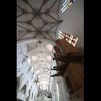Kempten, St. Mang, Blick zur Chor- und Hauptorgel und ins Gewölbe