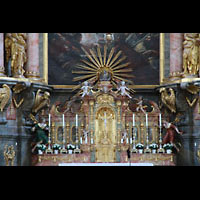 Irsee, St. Peter und Paul (ehem. Abteikirche), Kruzifix und Detail des Hochaltars
