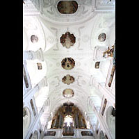 Irsee, St. Peter und Paul (ehem. Abteikirche), Orgel mit Blick ins Deckengewölbe