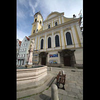 Kaufbeuren, Dreifaltigkeitskirche, Neptunbrunnen vor der Dreifaltigkeitskirche