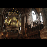 Chester, Cathedral, Orgel und Schnitzereien am Lettner