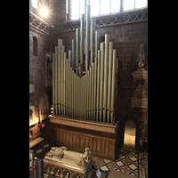 Chester, Cathedral, Große Pedalpfeifen im nördlichen Querhaus hinter der Orgel