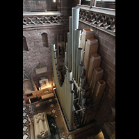 Chester, Cathedral, Blick von der Balustrade des Nordschiffs auf die großen Pedalpfeifen hinter der Orgel