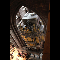 Chester, Cathedral, Orgel von oben mit Schwellkästen und Pfeifen der Tuba (Mitte oben)