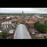Chester, Cathedral, Blick vom Vierungsturm in Richtung Westen (Langhaus) und zum Rathaus