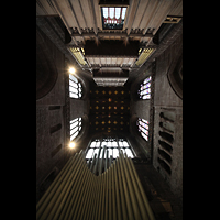 Chester, Cathedral, Blick ins Gewlbe des nrdlichen Querschiffs mit Pedalpfeifen (unten) und Orgelrckwand (oben)