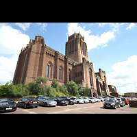 Liverpool, Anglican Cathedral, Außenansicht vom Parkplatz südlich der Kathedrale