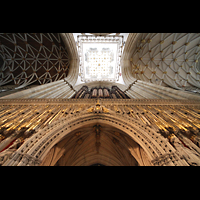 York, Minster (Cathedral Church of St Peter), Kings Screen (Lettner) mit Orgel und Blick in die Vierung