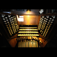 York, Minster (Cathedral Church of St Peter), Fester Spieltisch an der Orgel perspektivisch
