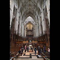 York, Minster (Cathedral Church of St Peter), Chorraum mit Chorgesthl und Orgel