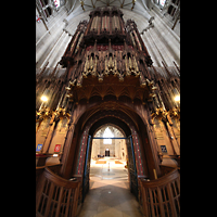 York, Minster (Cathedral Church of St Peter), Durchgang unter dem Screen (Lettner) und der Orgel