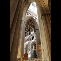 York, Minster (Cathedral Church of St Peter), Blick in die Vierung in Richtung nördliches Querschiff mit Uhr