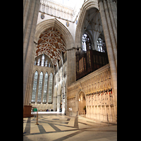 York, Minster (Cathedral Church of St Peter), Vierung, nördliches Querschiff mit  'Five-Sisters'-Fenster, Lettner und Orgel