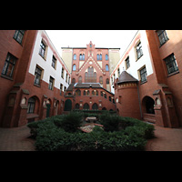 Berlin, St. Afra, Institut St. Philipp Neri, Innenhof vor der Kirche hinter der Huserfassade zur Strae