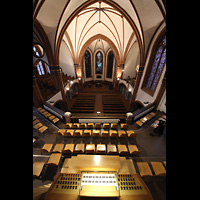 Berlin, Pauluskirche, Blick vom Dach der Orgel auf den Spieltisch und in die Kirche