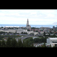 Reykjavík, Hallgrímskirkja, Blick vom Perlan-Hügel zur Hallgrímskirkja
