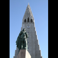 Reykjavík, Hallgrímskirkja, Turm mit Skulptur von Leifur Eiríksson (Wikinger, Entdecker Amerikas)