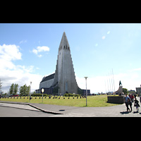 Reykjavík, Hallgrímskirkja, Ansicht des Platzes mit Kirche von der Eiríksgata aus