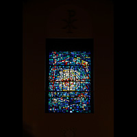 Skálholt, Skáholtskirkja, Buntglasfenster in der Rückwand