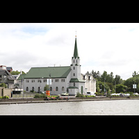 Reykjavík, Fríkirkja, Ansicht über den Reykjavíkurtjörn (Rathaussee) zur Kirche